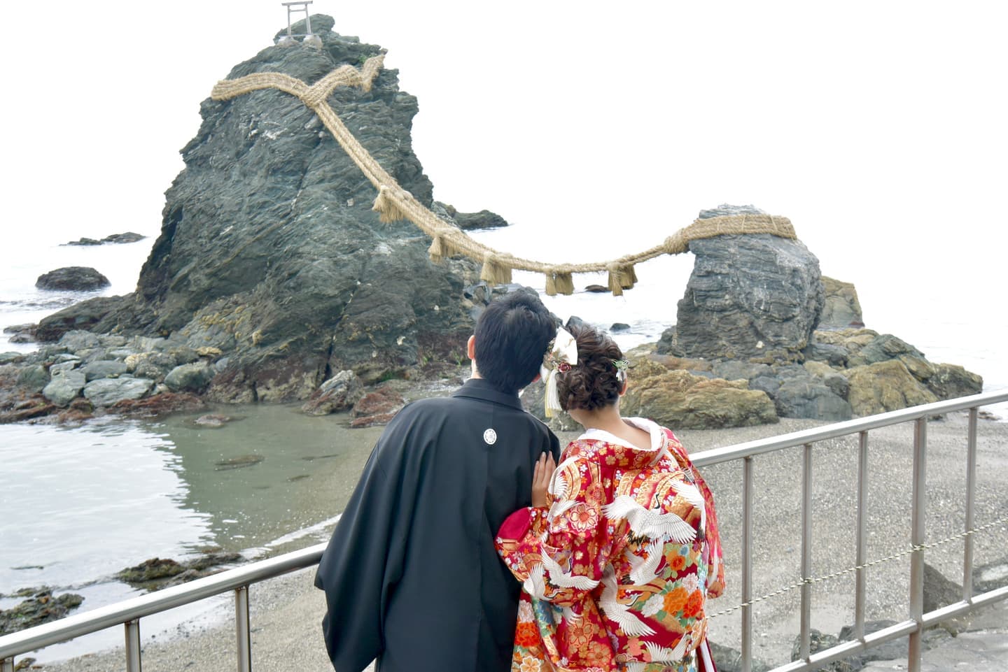 二見興玉神社で結婚式の新郎と花嫁さん