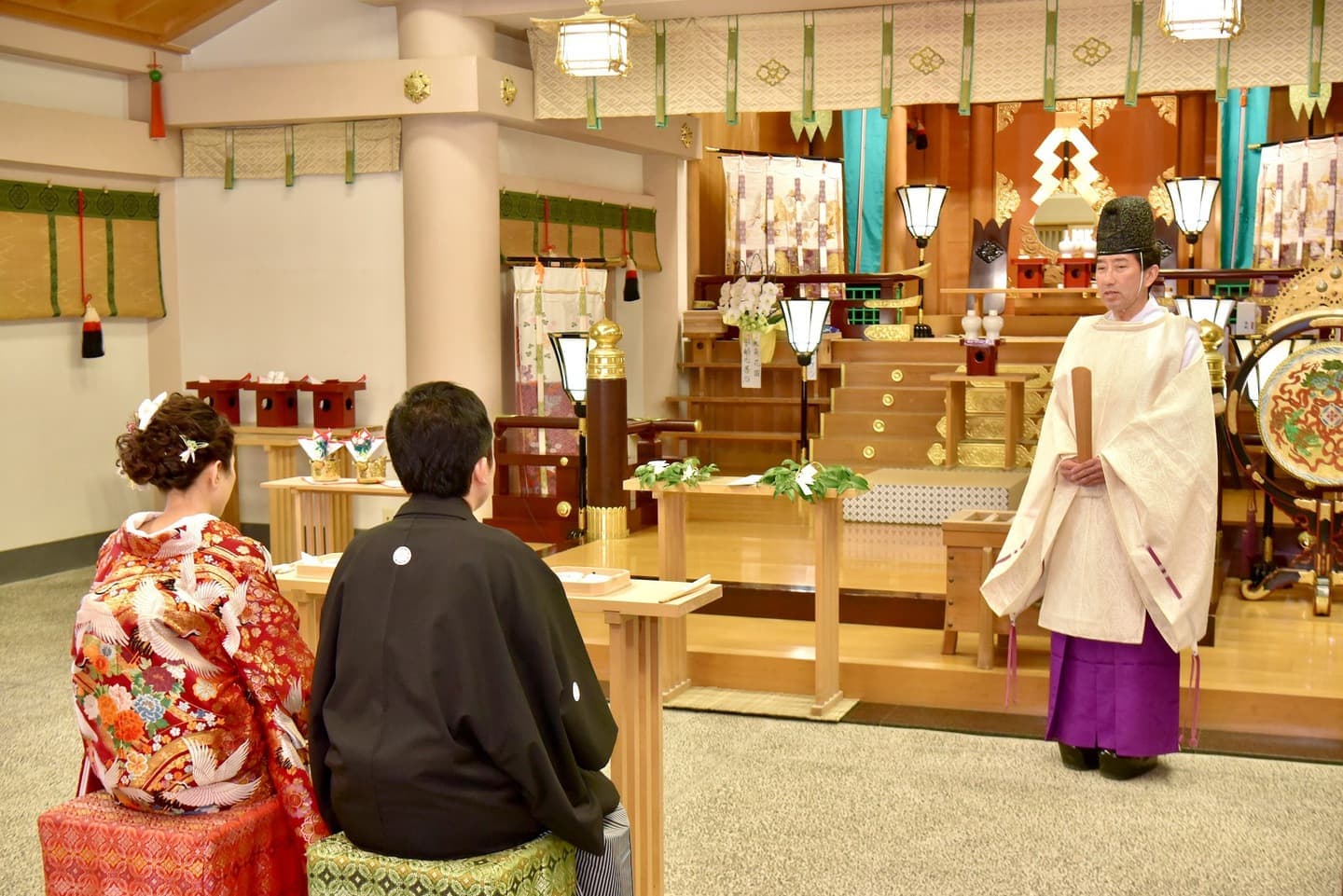 二見興玉神社で結婚式の新郎と花嫁さん