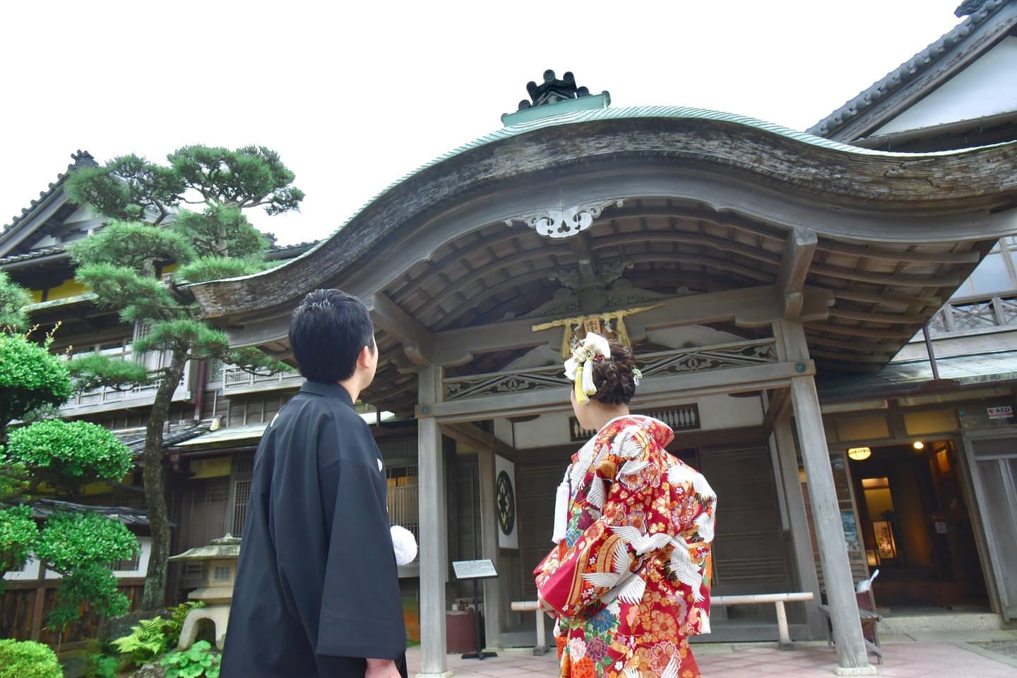 二見興玉神社で結婚式の新郎と花嫁さん