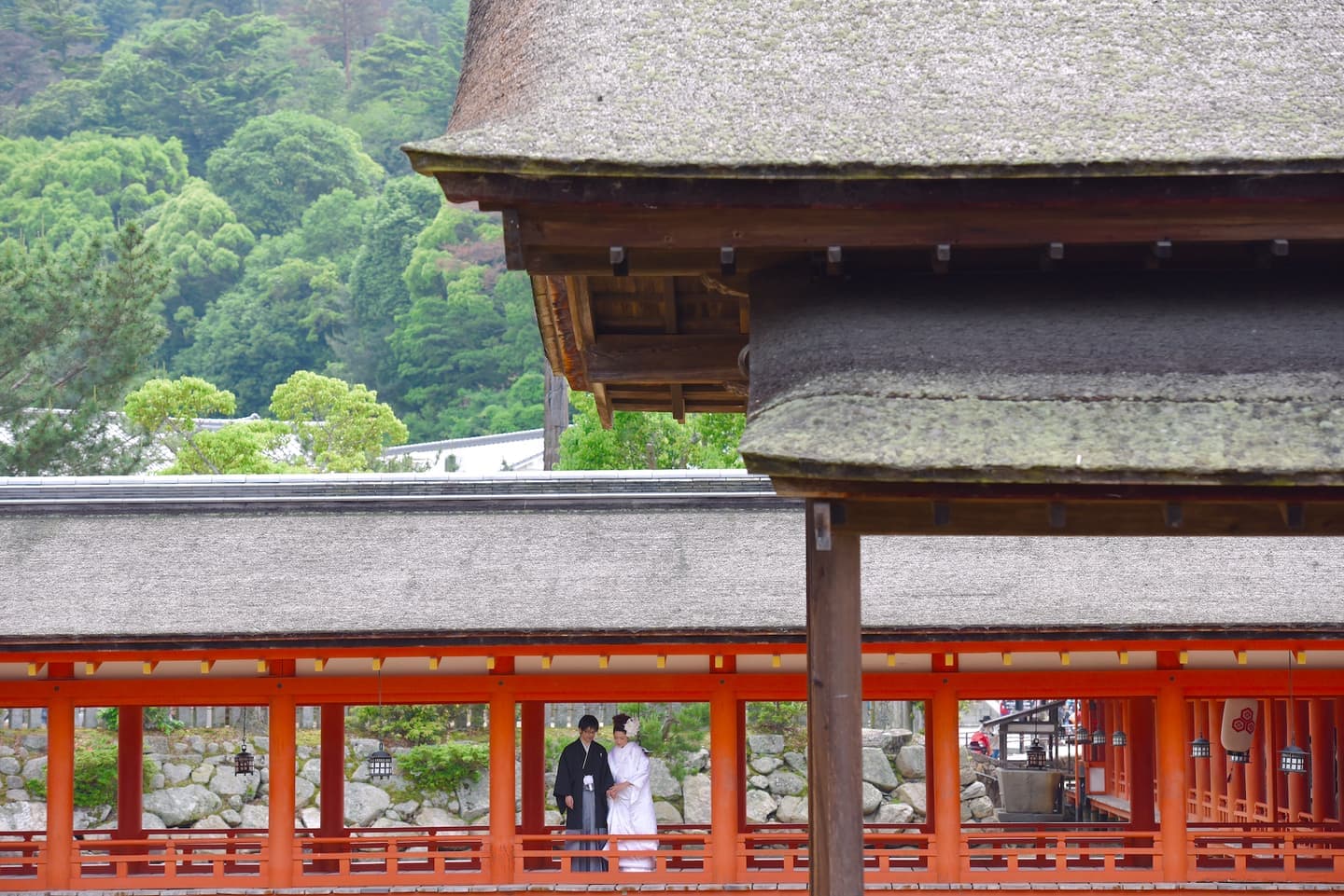 厳島神社で結婚式の新郎と花嫁さん