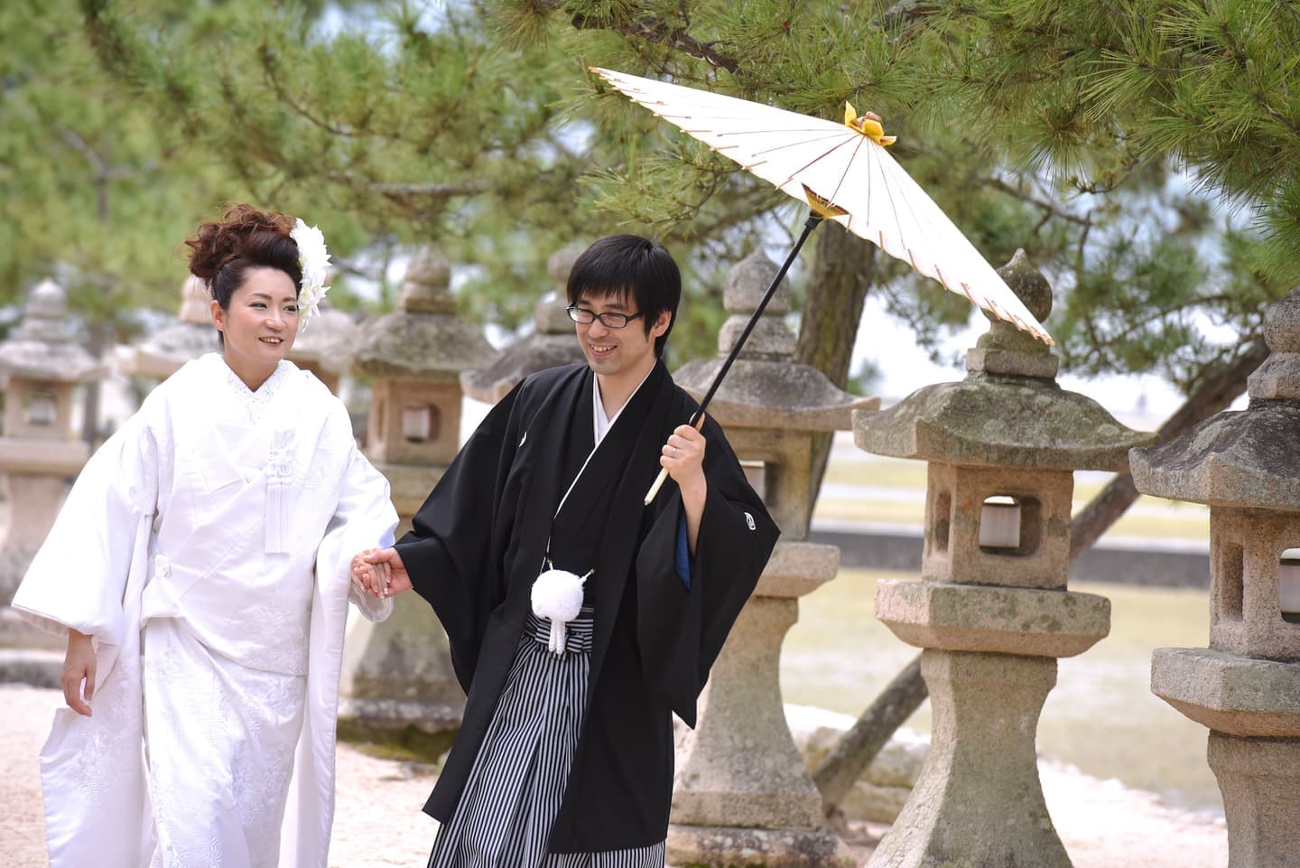 厳島神社で結婚式の新郎と花嫁さん