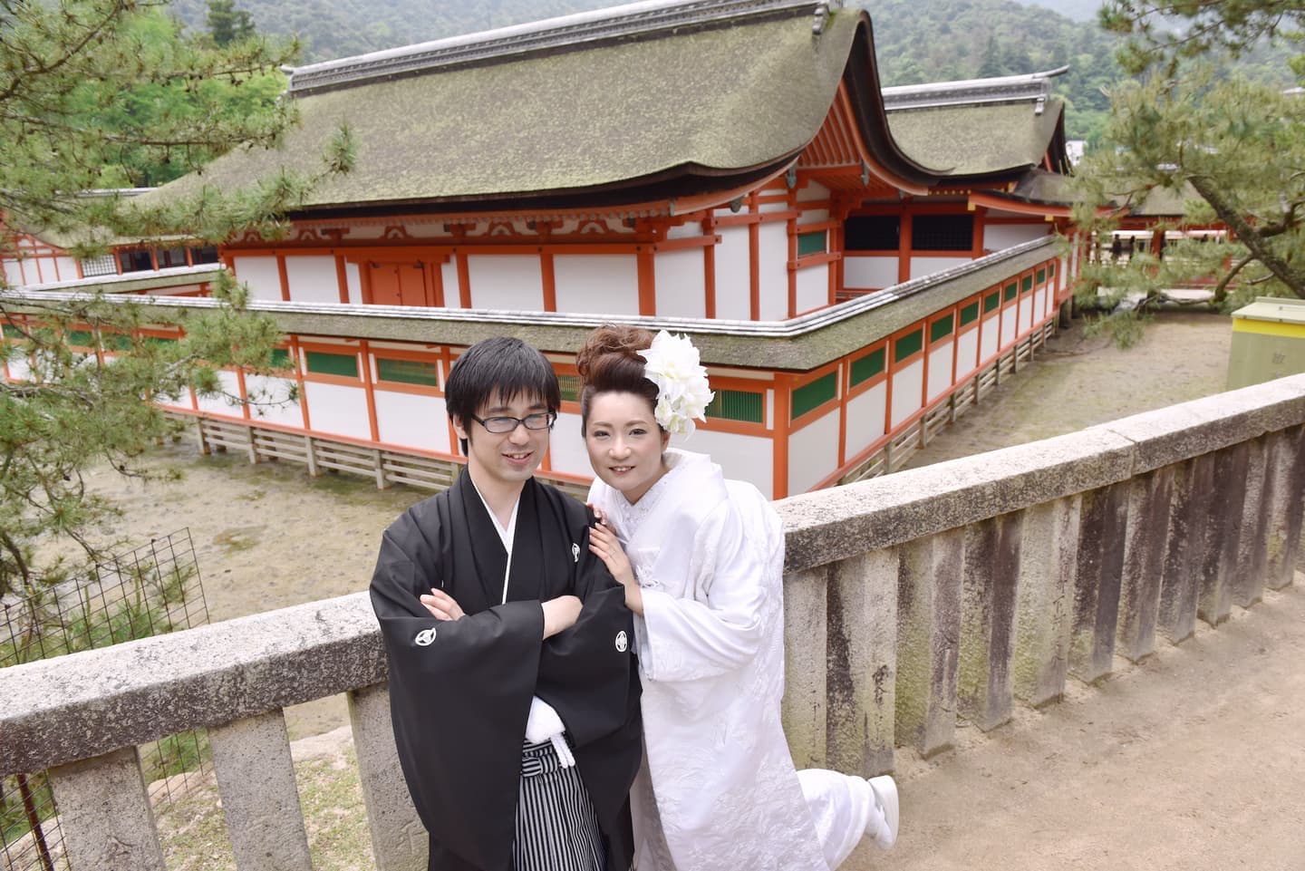 厳島神社で結婚式の新郎と花嫁さん