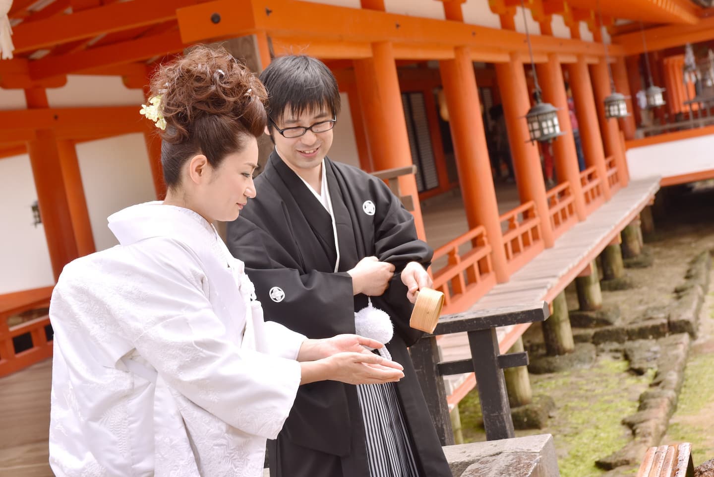 厳島神社で結婚式の新郎と花嫁さん