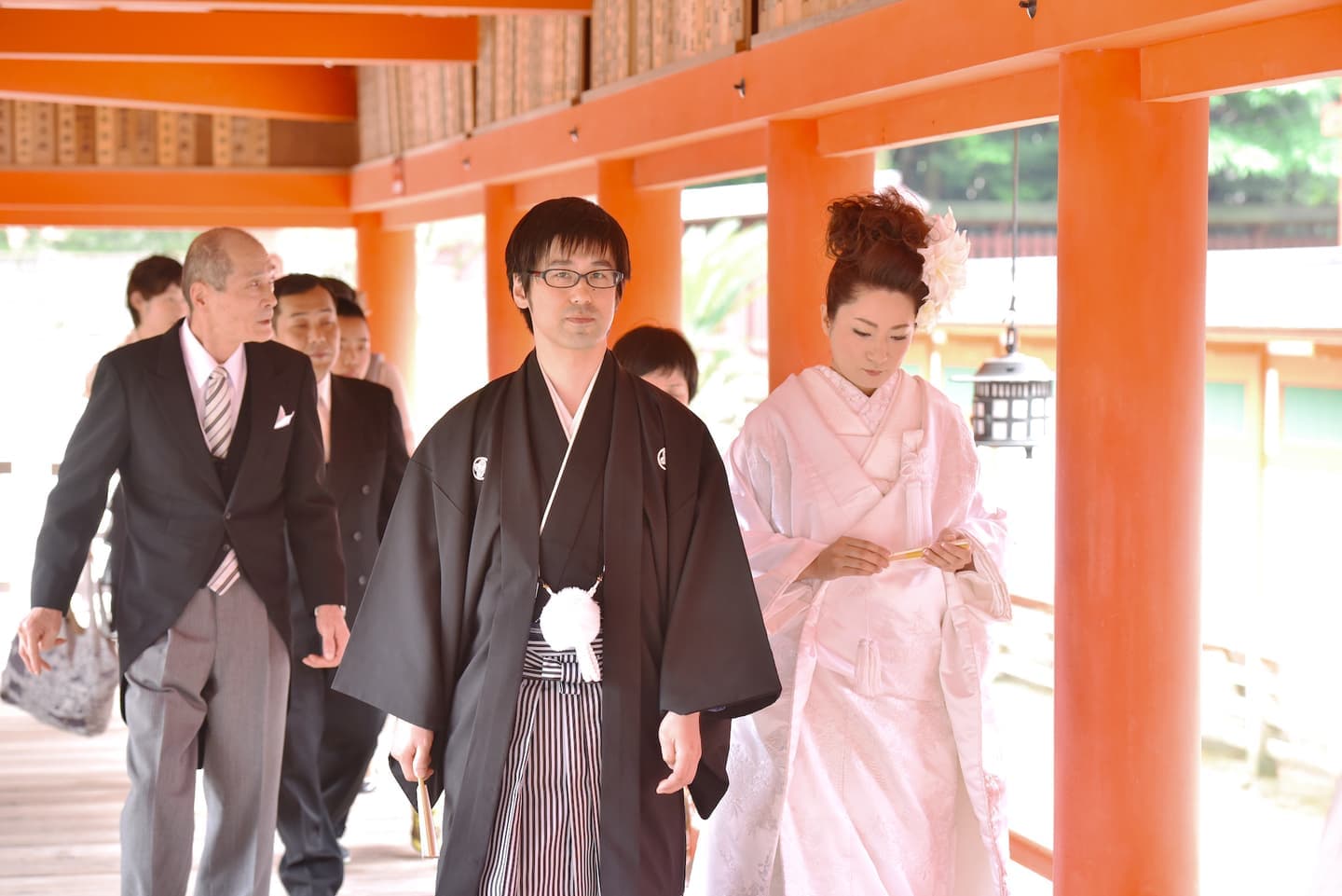 厳島神社で結婚式の新郎と花嫁さん