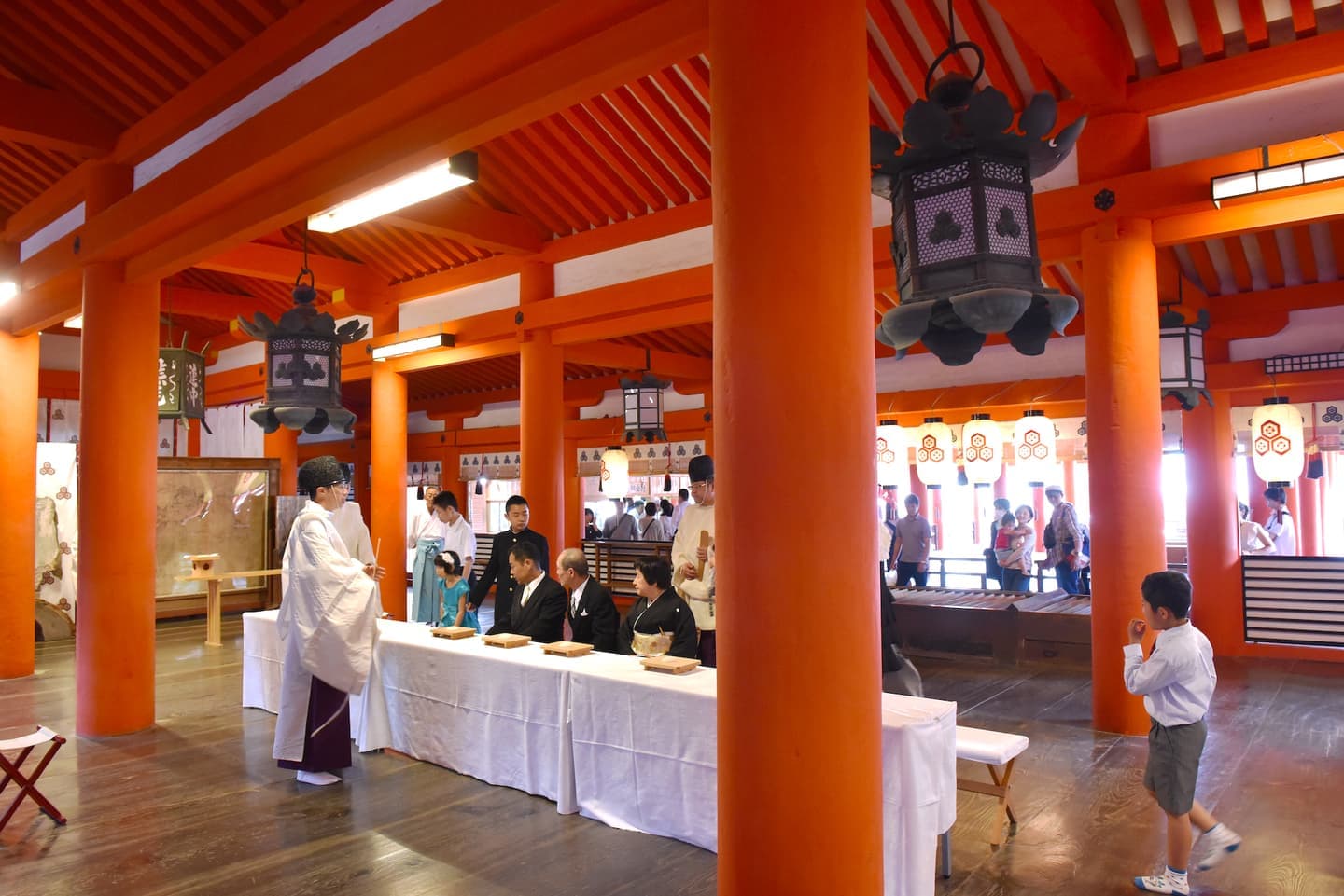 厳島神社で結婚式の新郎と花嫁さん