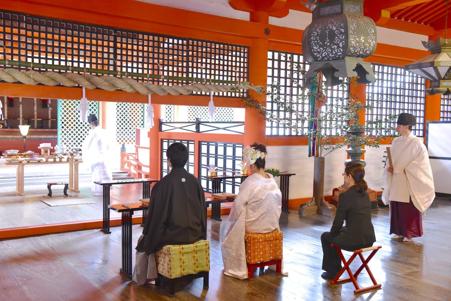 厳島神社で結婚式の新郎と花嫁さん