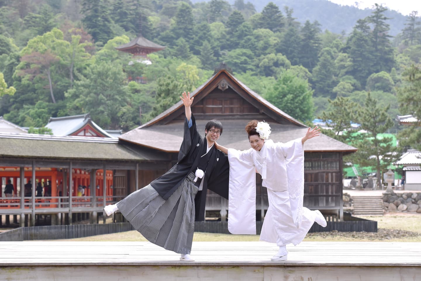 厳島神社で結婚式の新郎と花嫁さん