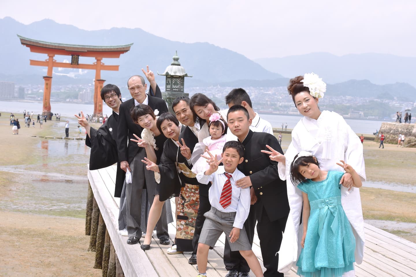 厳島神社で結婚式の新郎と花嫁さん