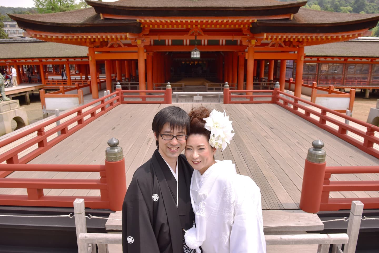 厳島神社で結婚式の新郎と花嫁さん