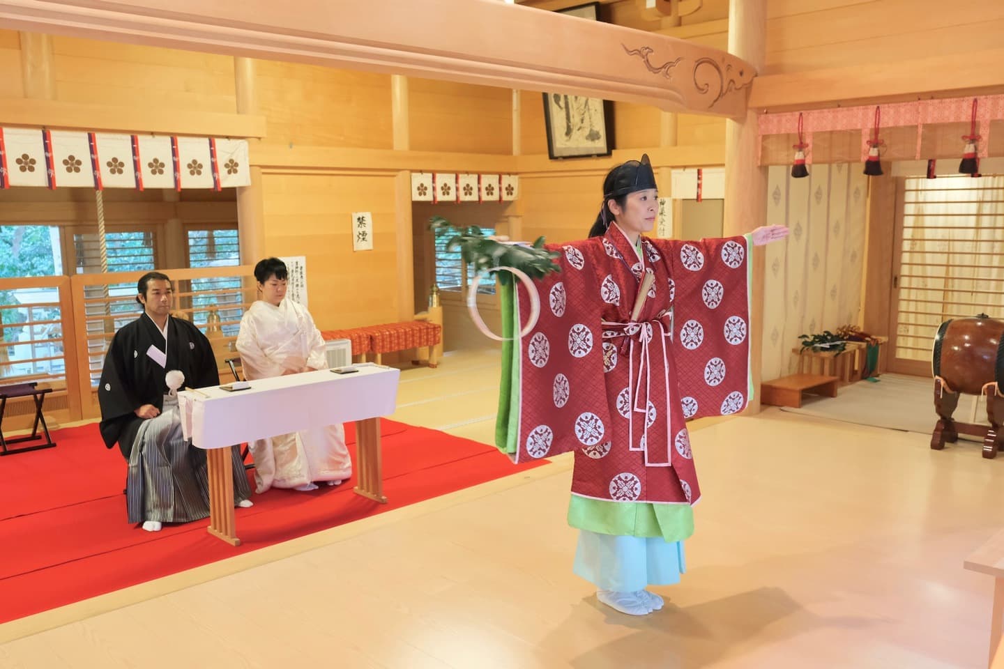 須須神社で結婚式の花嫁さんと新郎さん