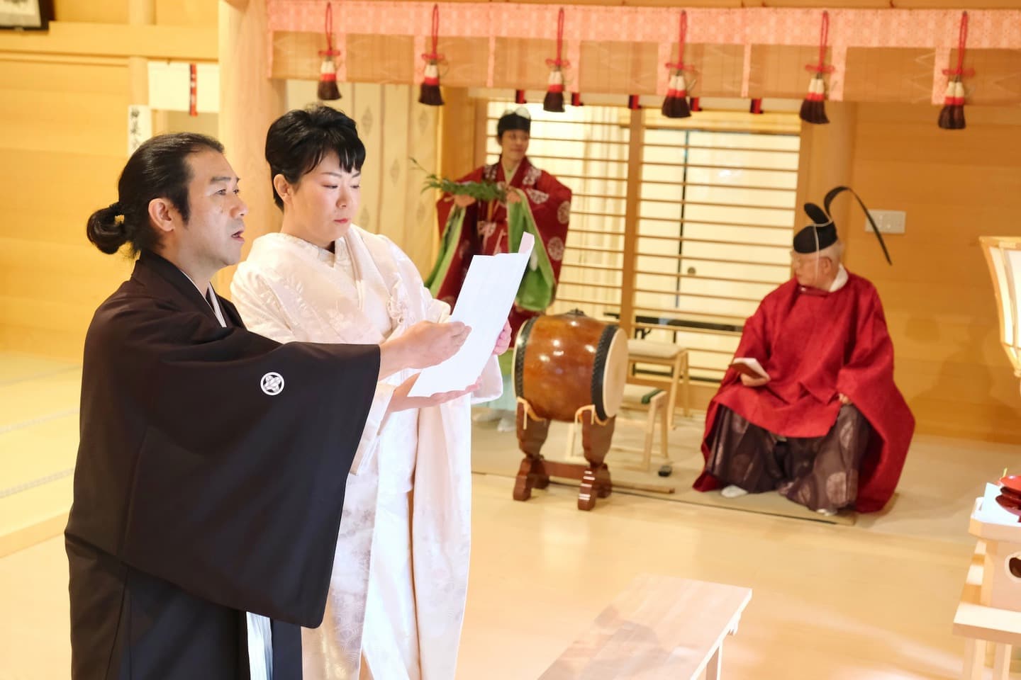 須須神社で結婚式の花嫁さんと新郎さん