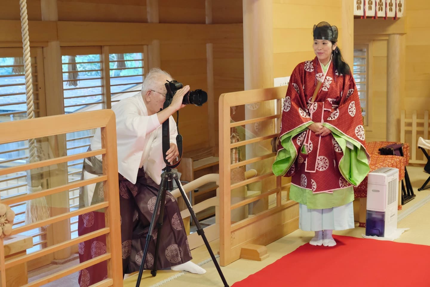 須須神社で結婚式の花嫁さんと新郎さん