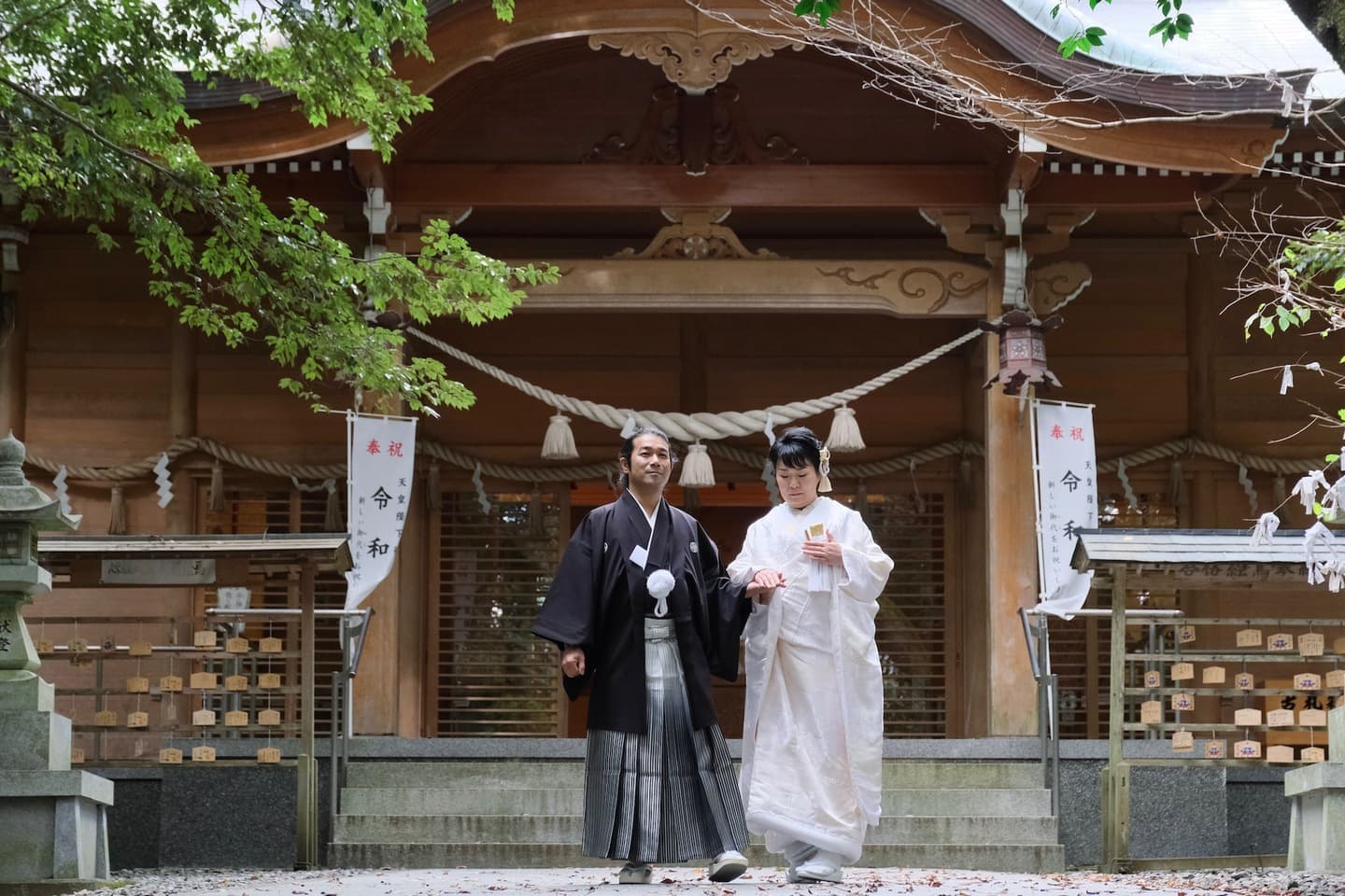 須須神社で結婚式の花嫁さんと新郎さん