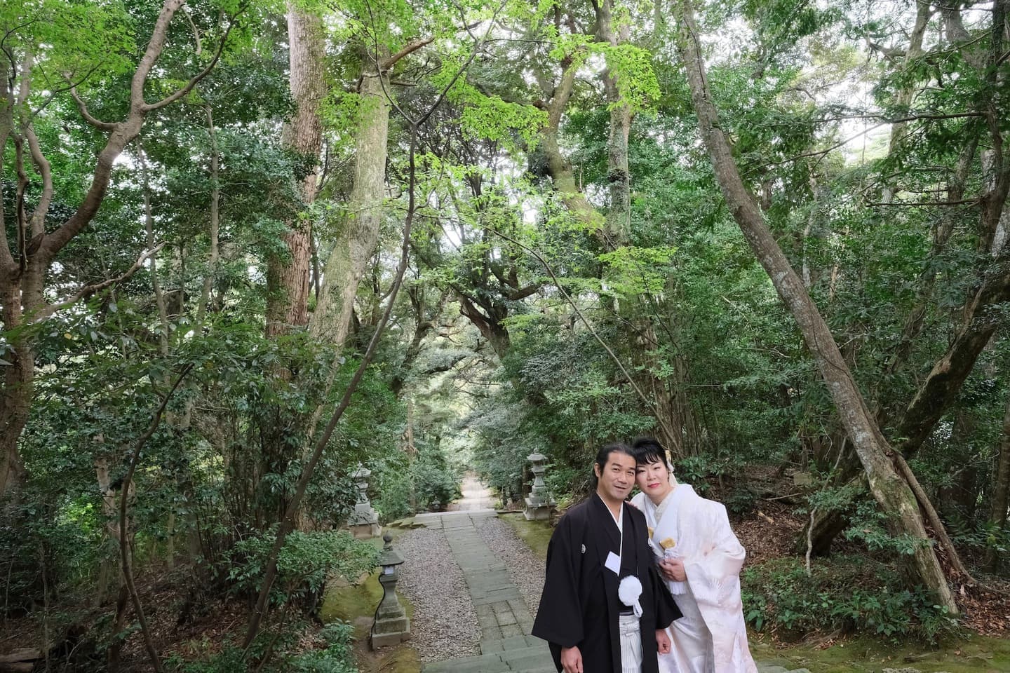 須須神社で結婚式の花嫁さんと新郎さん