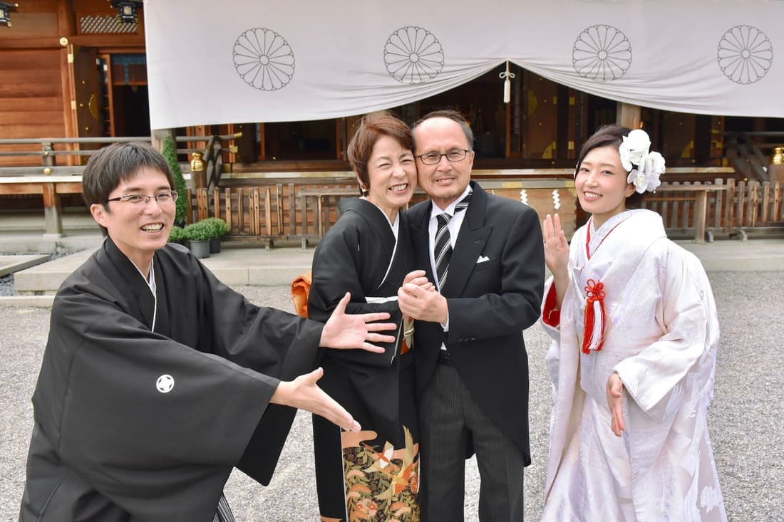神社で結婚式の新郎と白無垢の花嫁と両親