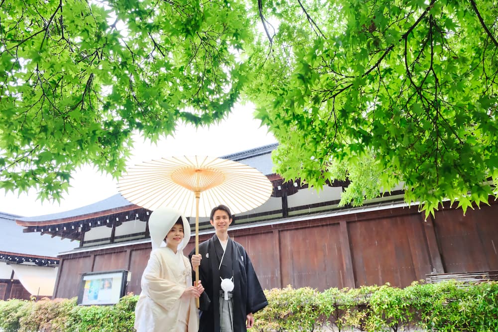 白無垢の花嫁様と紋付羽織袴の新郎様が結婚式を挙げている
