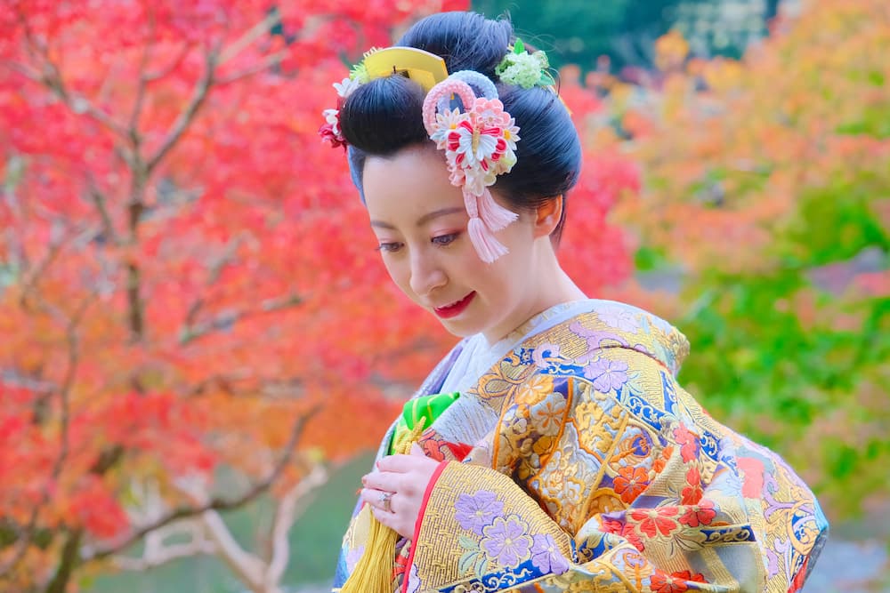 色打掛の花嫁様が結婚式を挙げている