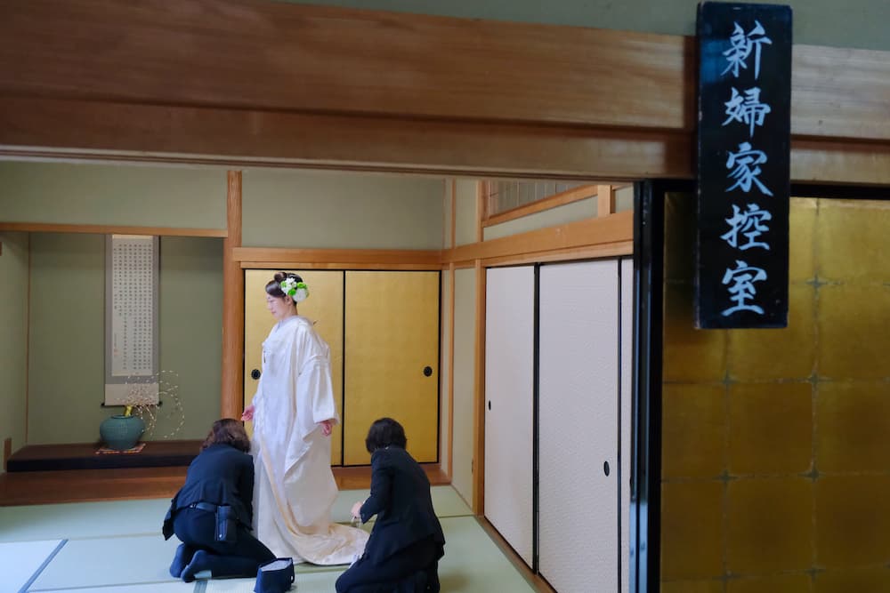 白無垢の花嫁様がお支度をしている
