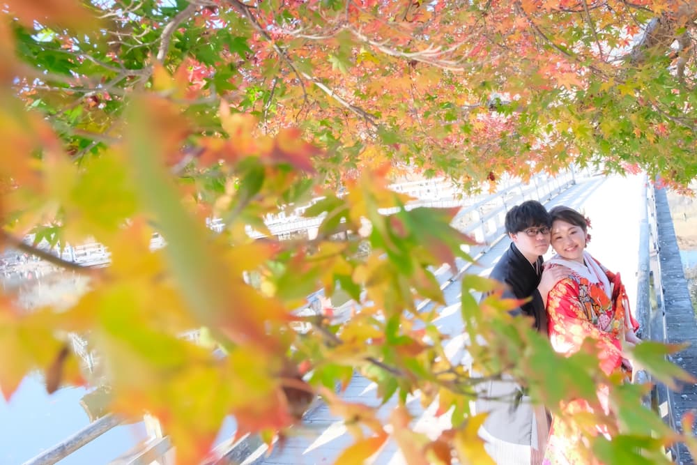 色打掛の花嫁様と紋付羽織袴の新郎様が結婚式を挙げている