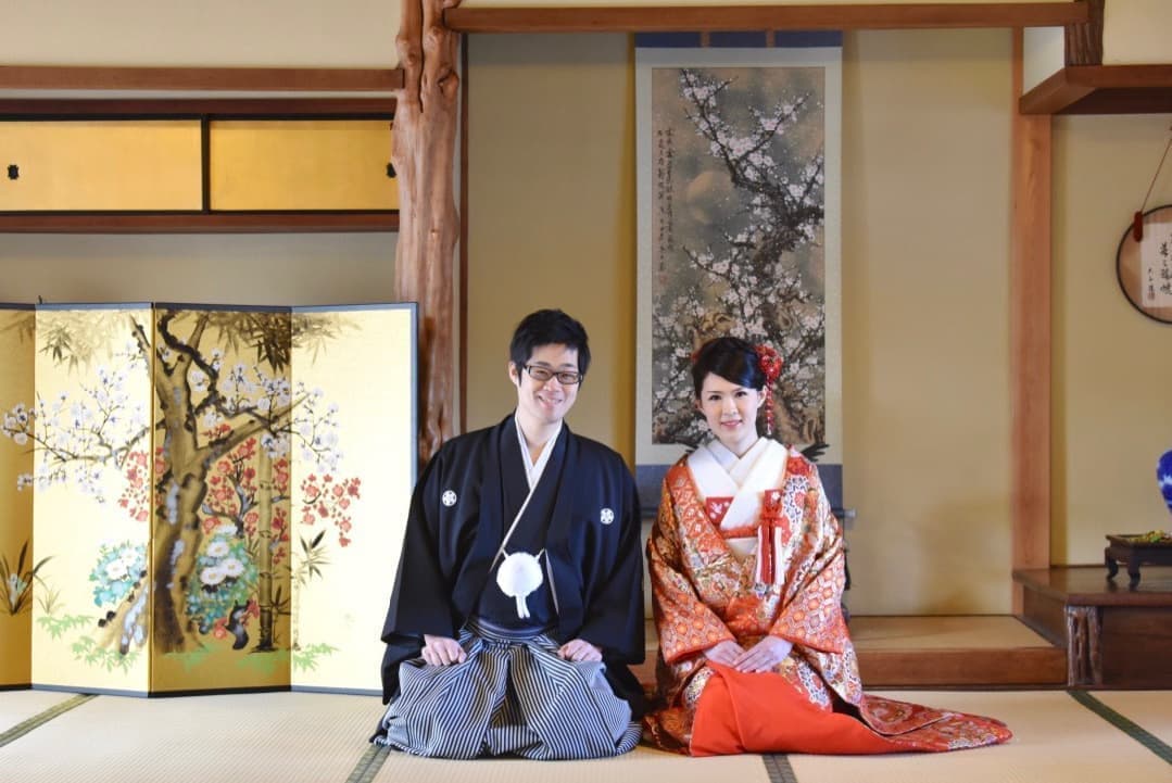 料理旅館で色打掛の支度を整えた新婦
