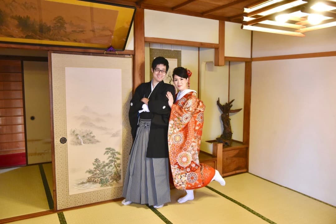 料理旅館で色打掛の支度を整えた新婦