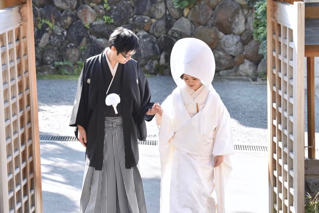 大神神社の境内を歩く白無垢と紋付袴の新郎新婦