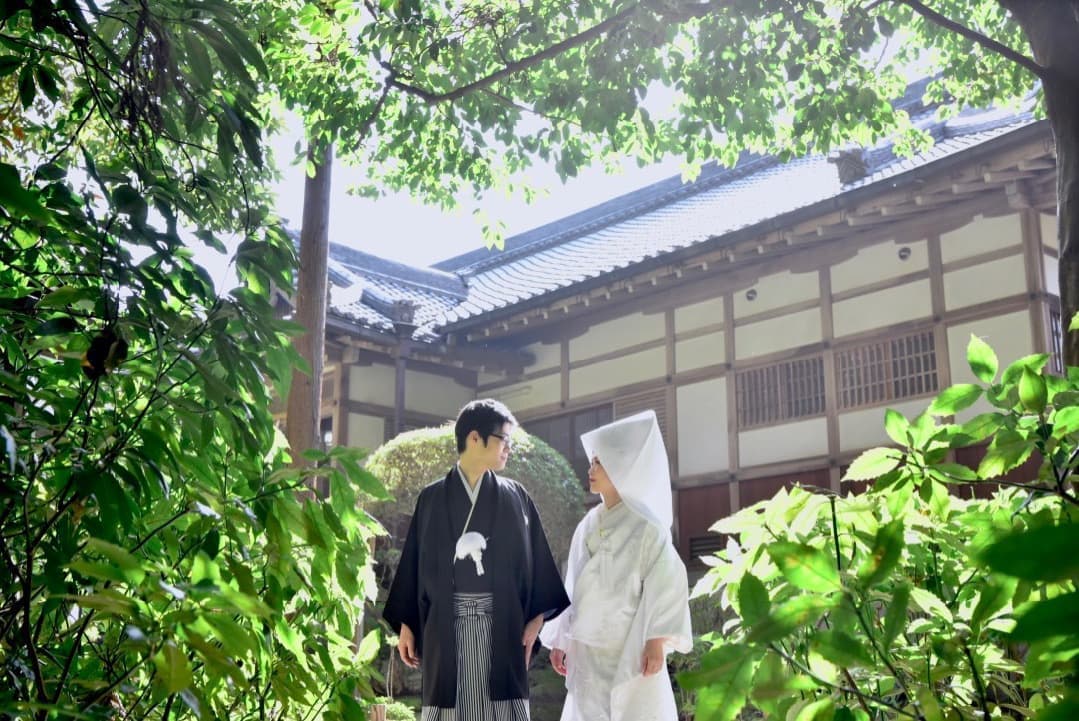 大神神社で白無垢と綿帽子を着た花嫁