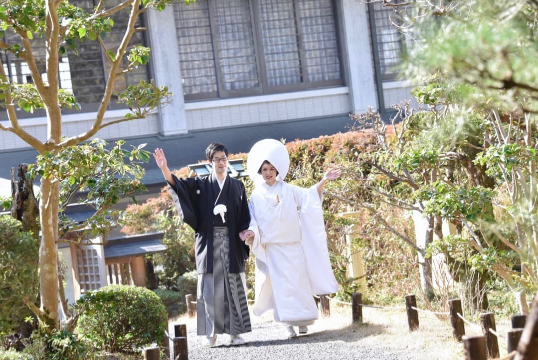 大神神社の境内を歩く白無垢と紋付袴の新郎新婦