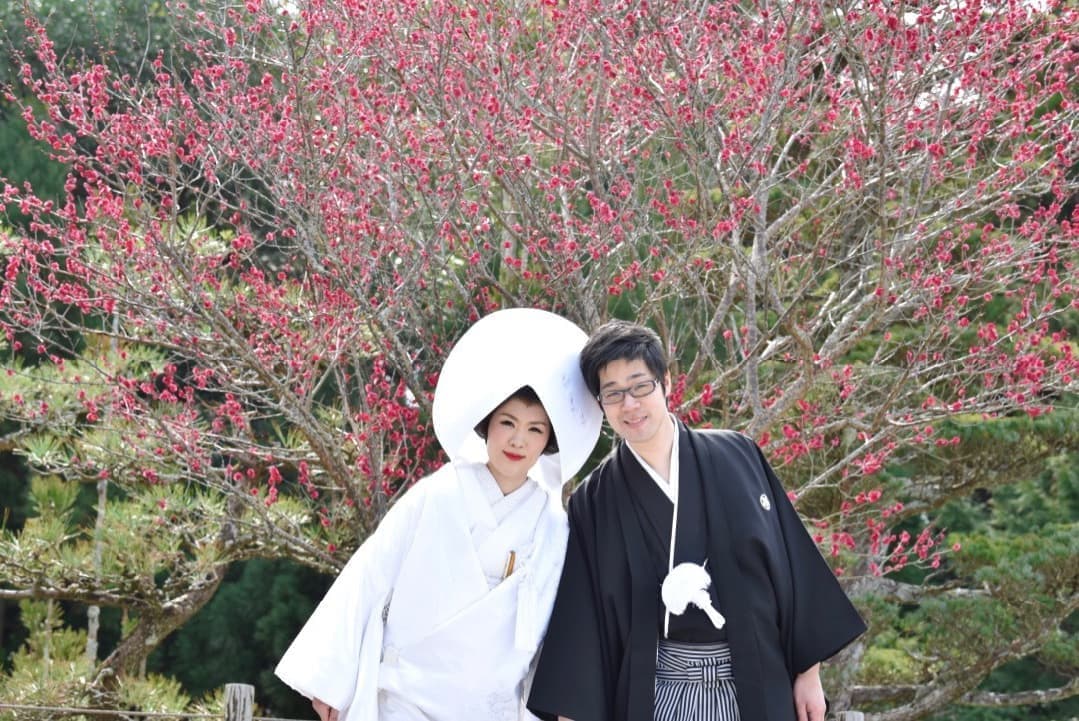 大神神社で挙式前の記念撮影をする新郎新婦
