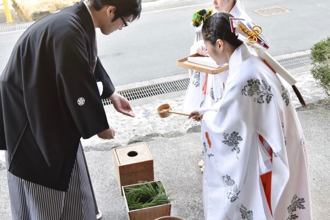 手水を行う白無垢姿の新婦