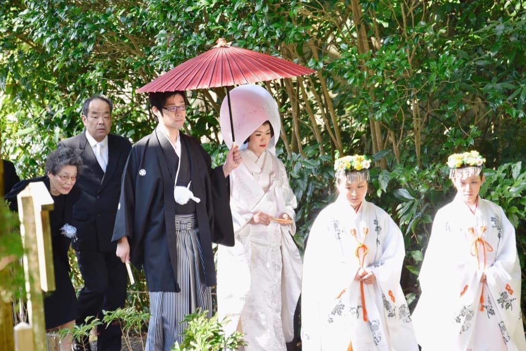 儀式殿へ参進する新郎新婦と親族