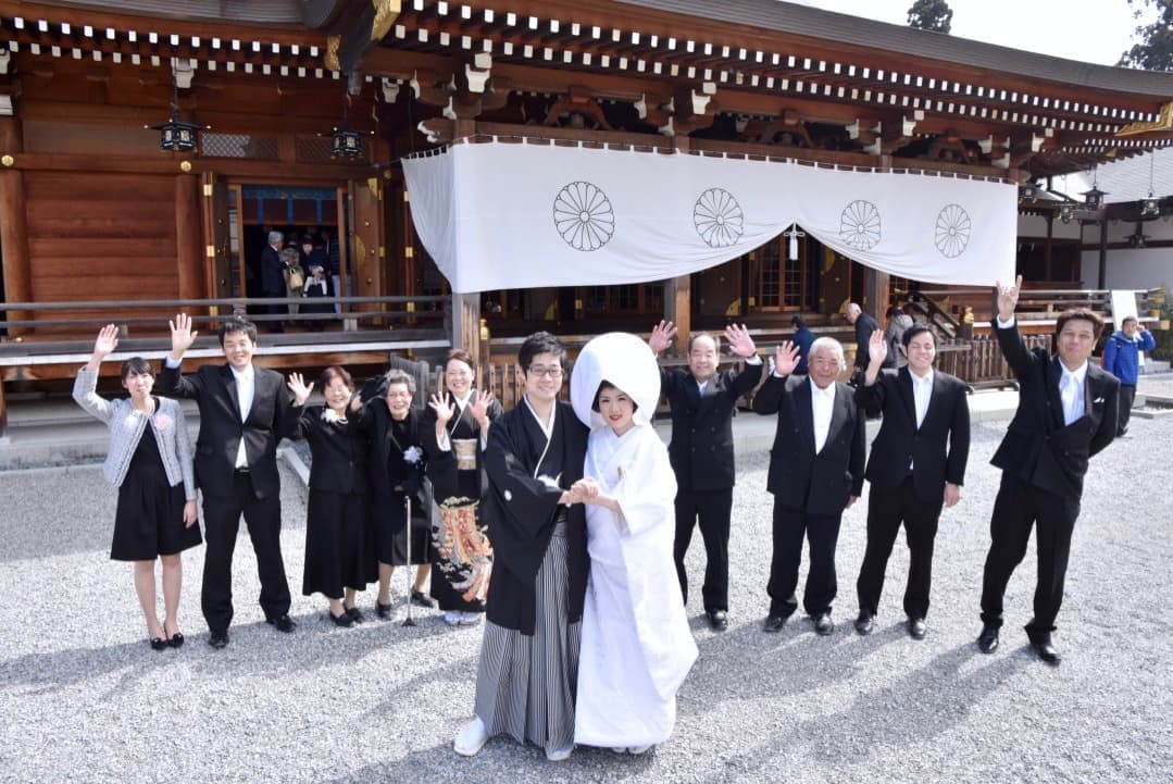 挙式後に親族集合写真を撮影する新郎新婦