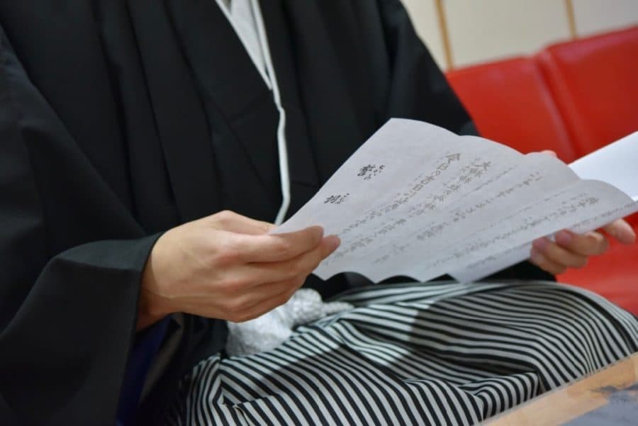 神前結婚式を前に控室で説明を受ける新郎新婦