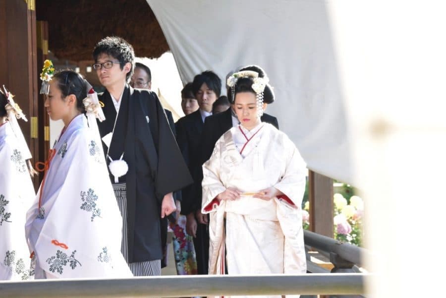 大神神社の儀式殿へ向かう新郎新婦と親族