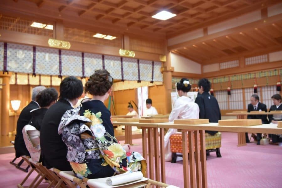 大神神社で神前結婚式を挙げる白無垢の花嫁