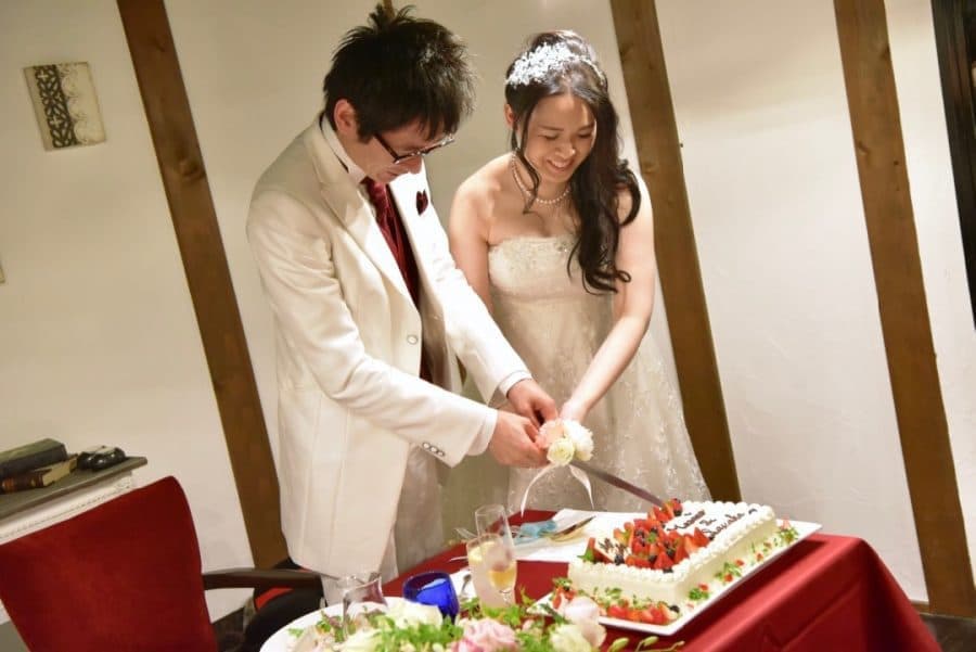 天理市のル・レーヴで食事会を楽しむ新郎新婦