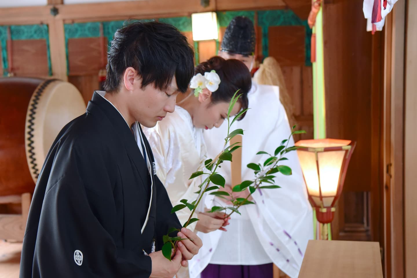 えびす神社で結婚式の新郎と花嫁さん