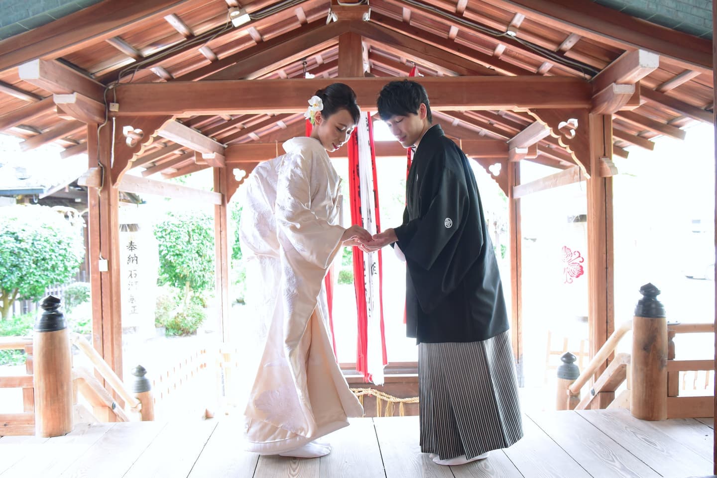 えびす神社で結婚式の新郎と花嫁さん