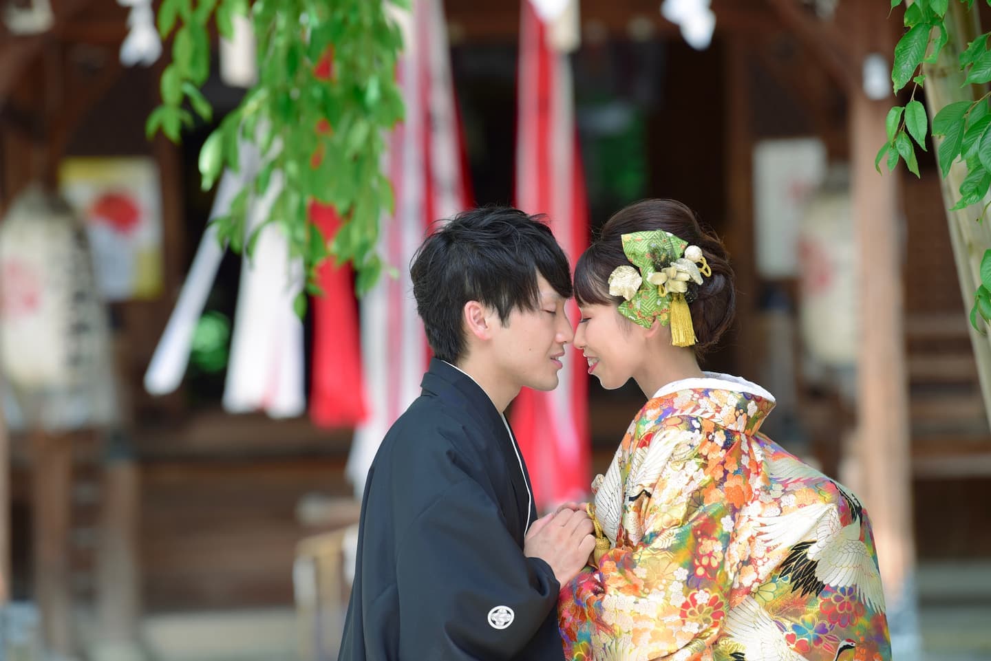 えびす神社で結婚式の新郎と花嫁さん