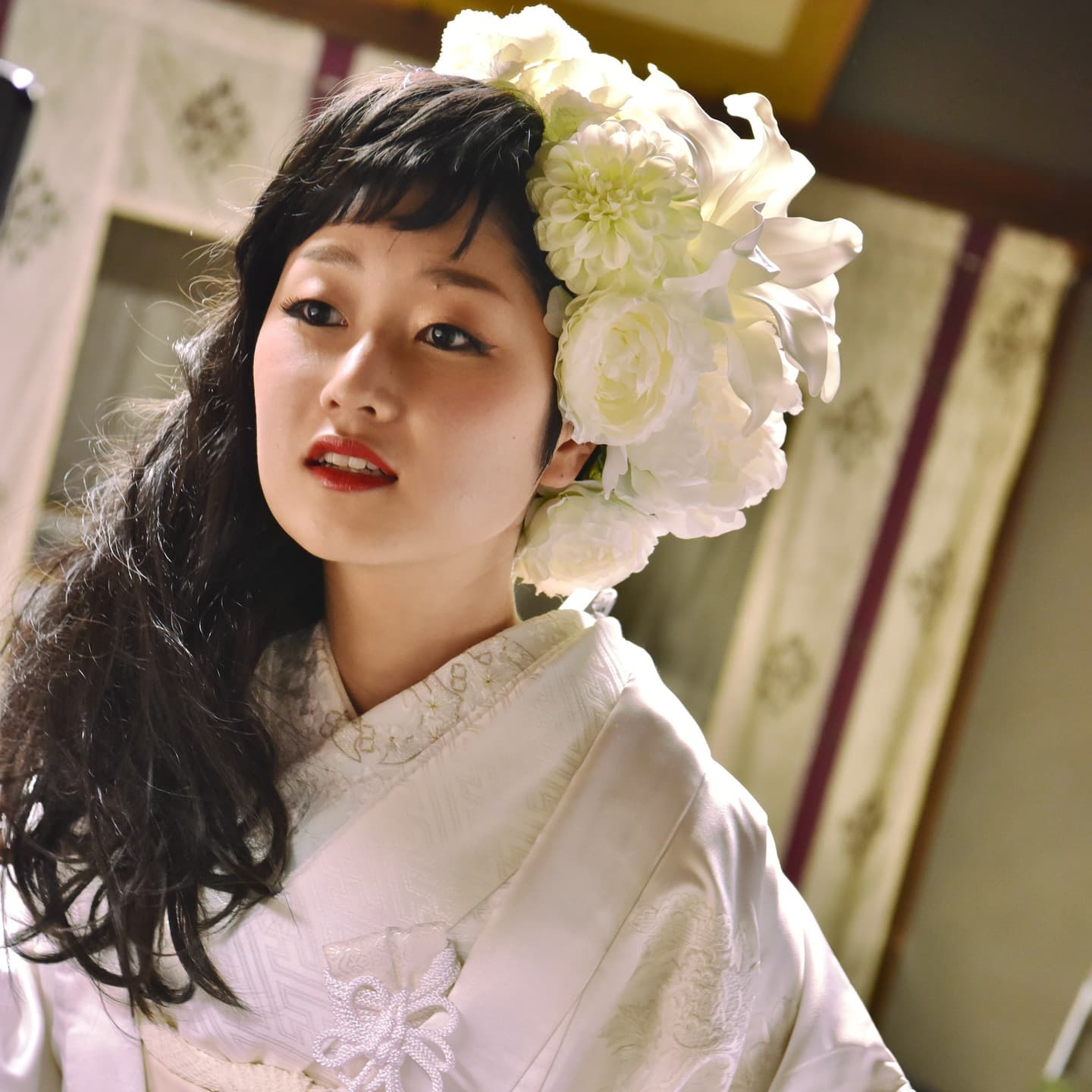 大宮八幡宮で結婚式の新郎と綿帽子の花嫁