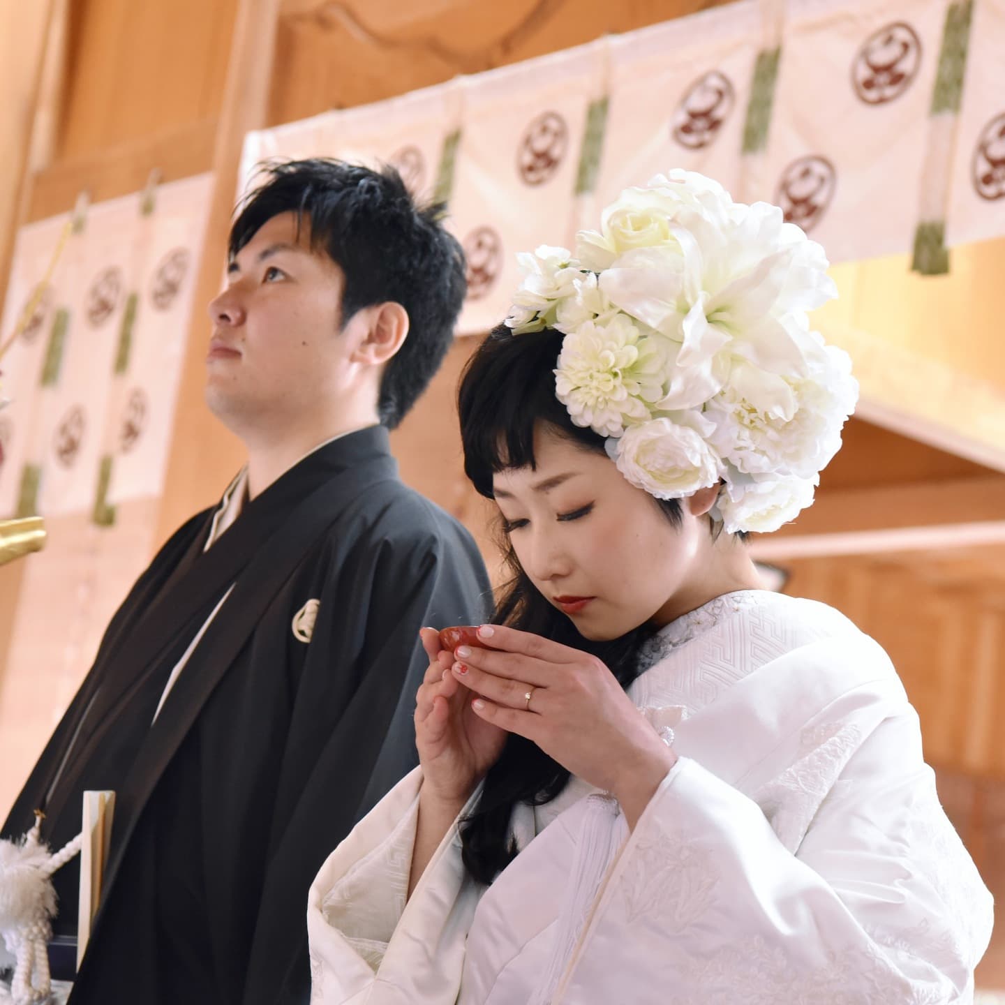 大宮八幡宮で結婚式の新郎と綿帽子の花嫁
