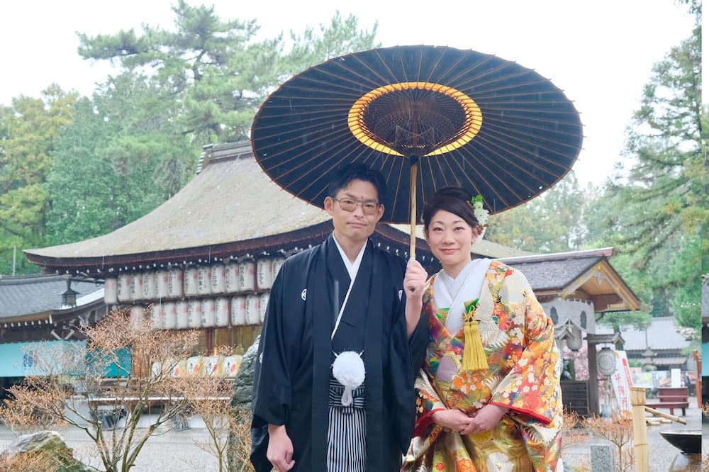 建部大社で結婚式の新郎と花嫁の親族