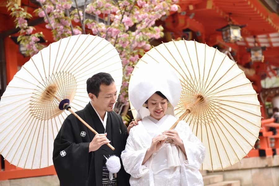 神社で神前結婚式の挙式当日の写真