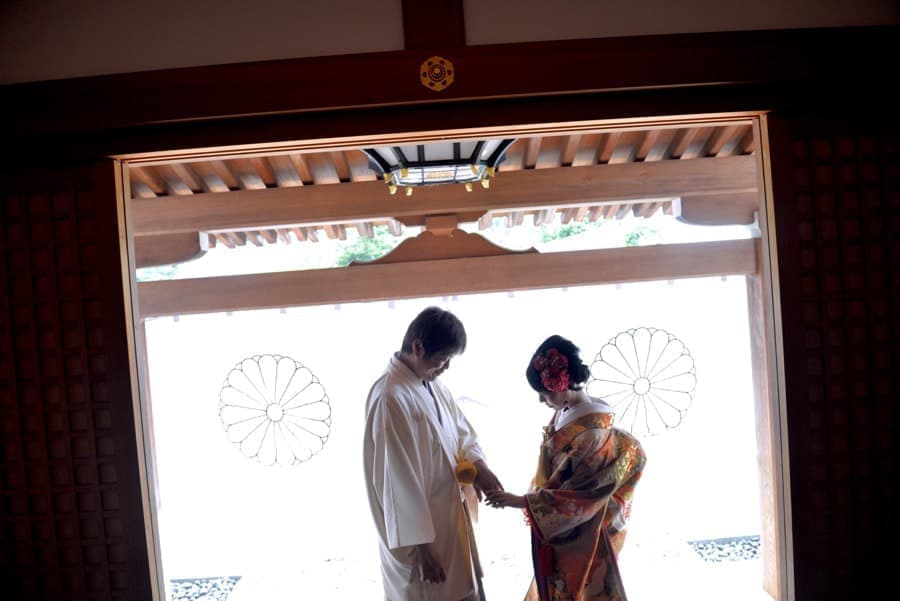 神社で神前結婚式の挙式当日の写真