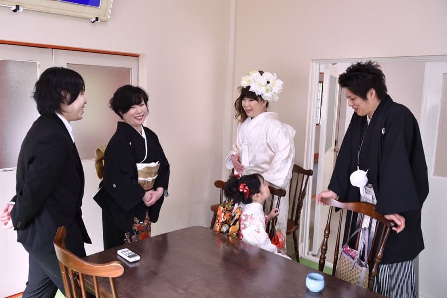 神社で神前結婚式の挙式当日の写真