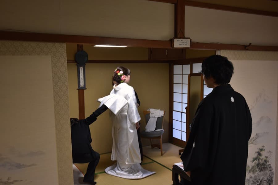 神社で神前結婚式の挙式当日の写真