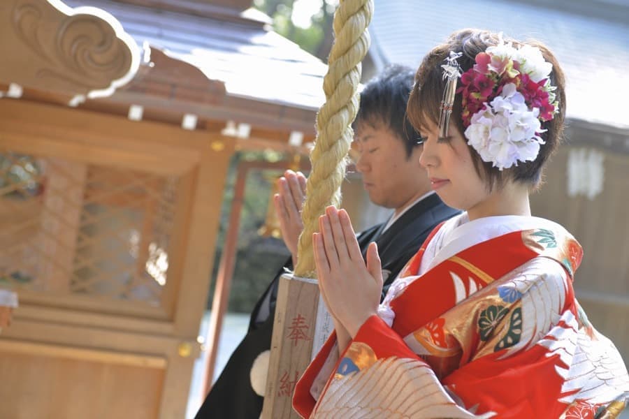 神社で神前結婚式の挙式当日の写真