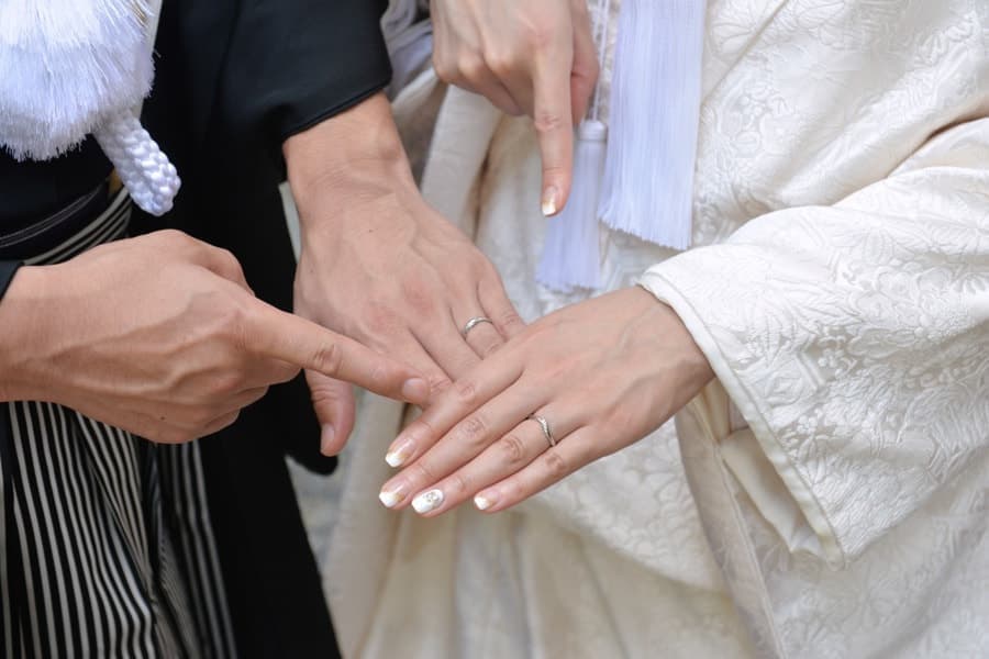 神社で神前結婚式の挙式当日の写真