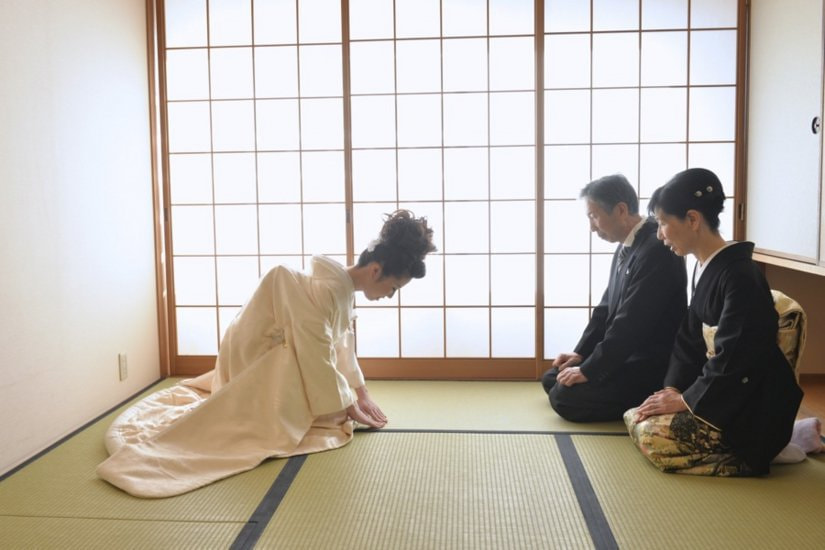 神社で神前結婚式前の両親への挨拶の写真