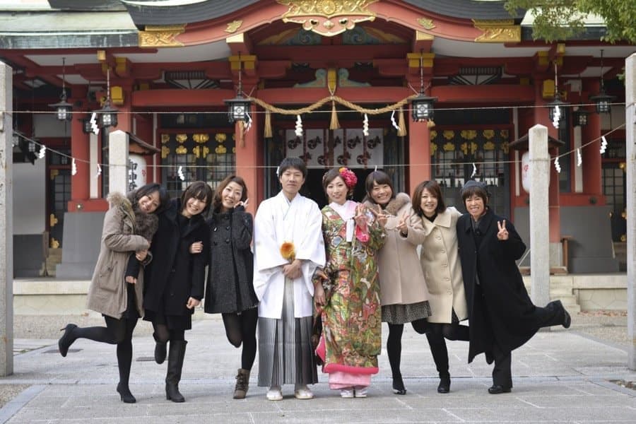 神社で神前結婚式の友人集合写真